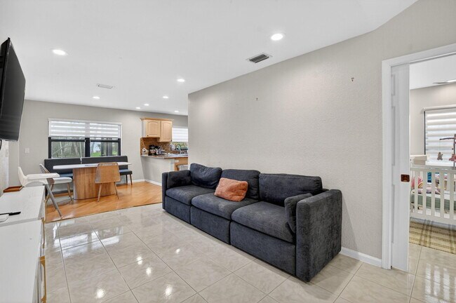 Building Photo - 10065 Camelback Ln