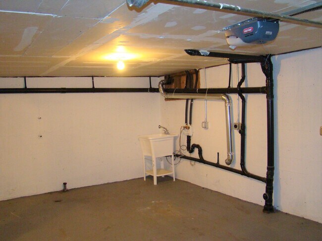 Building Photo - Charming 3 bedroom, 2 bath home