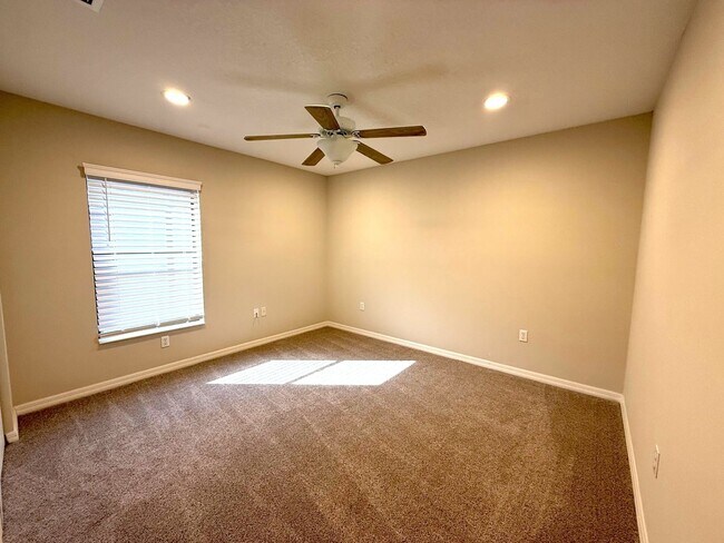 Building Photo - NEWLY LISTED!! Beautifully Updated 3-Bed/2-Bath Home in Sarasota!