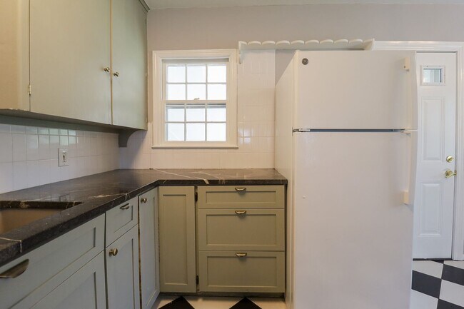 Building Photo - 3 Bed | 1 Bath | Mid Town | $1400