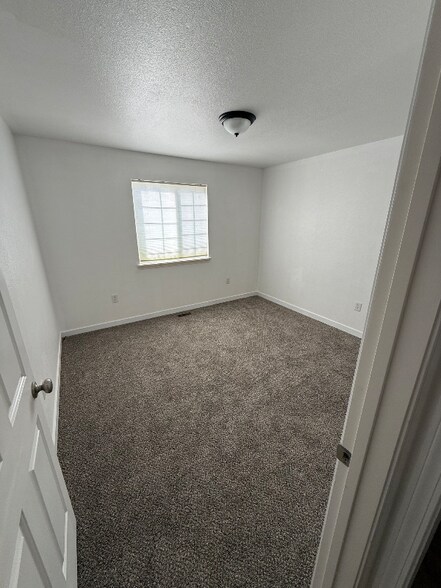Building Photo - 806 N White Barn Rd