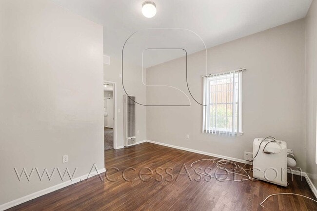Building Photo - 207 E Graham Ave
