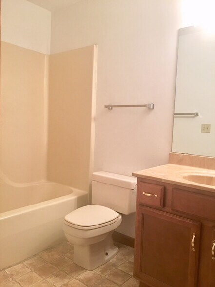 Building Photo - 550 Circle Pine Dr