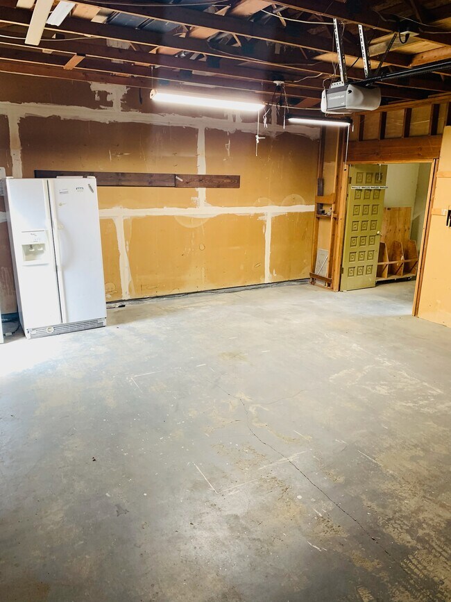 Building Photo - 920 Linwood St