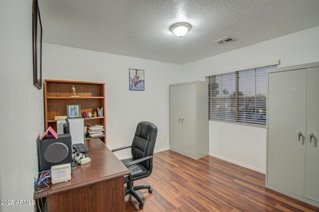 Building Photo - 218 E Sunburst Ln
