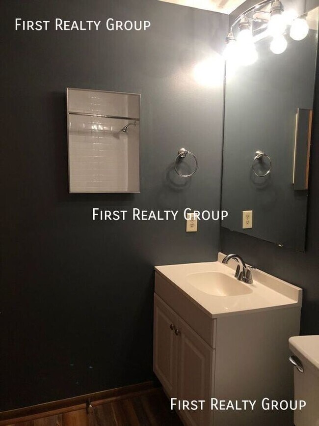 Building Photo - 2 Bedroom, 2 bath Upstairs Apartment in Ce...