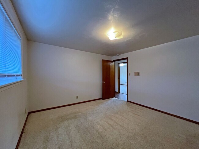 Building Photo - Rental ranch rambler - 3 bed, 2.5 bath, 2 ...