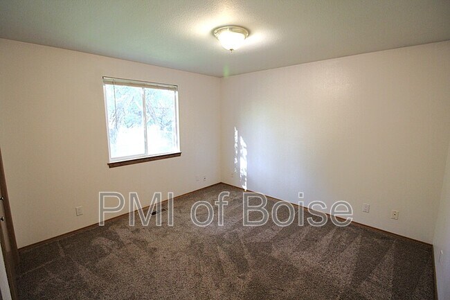Building Photo - 8013 W Queen Ct