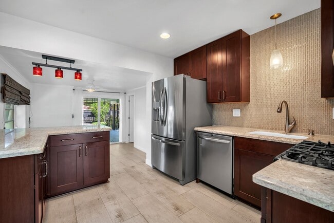 Building Photo - Beautiful home in quiet neighborhood