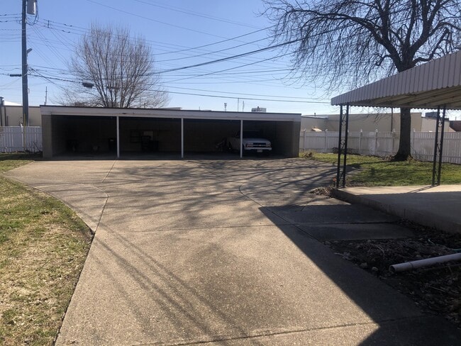 Building Photo - 4760 Holiday Dr