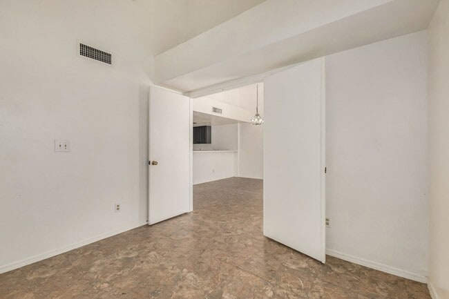 Building Photo - 3 bed 2 bath condo, Alma School and Elliot