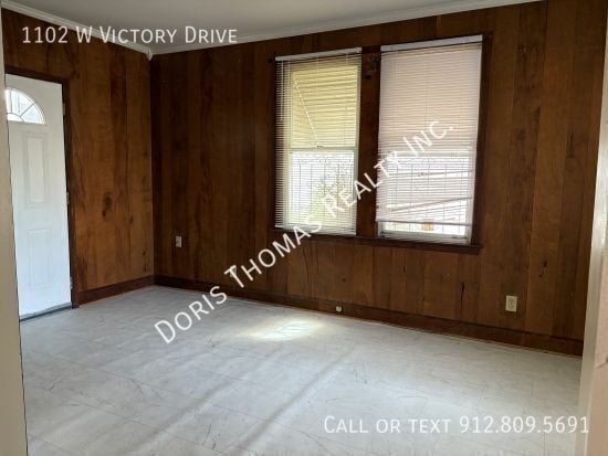 Building Photo - 1102 W Victory Dr