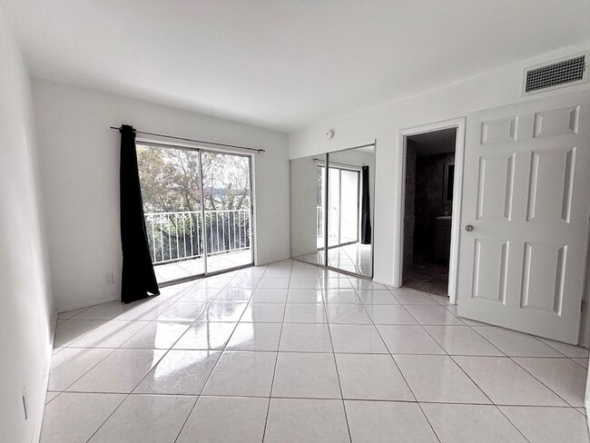 Building Photo - 1407 NE 56th St