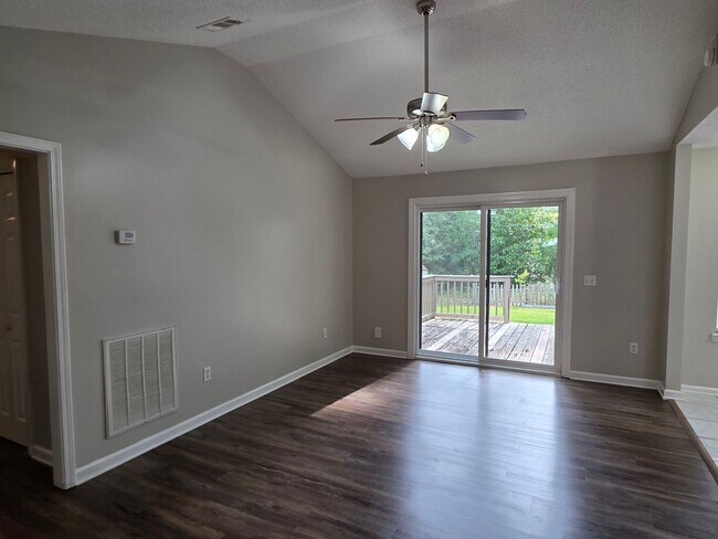 Building Photo - Woodbury Subdivision. 3 bedrooms. 2 baths. Converted garage to bonus room. Family with vaulted ce...