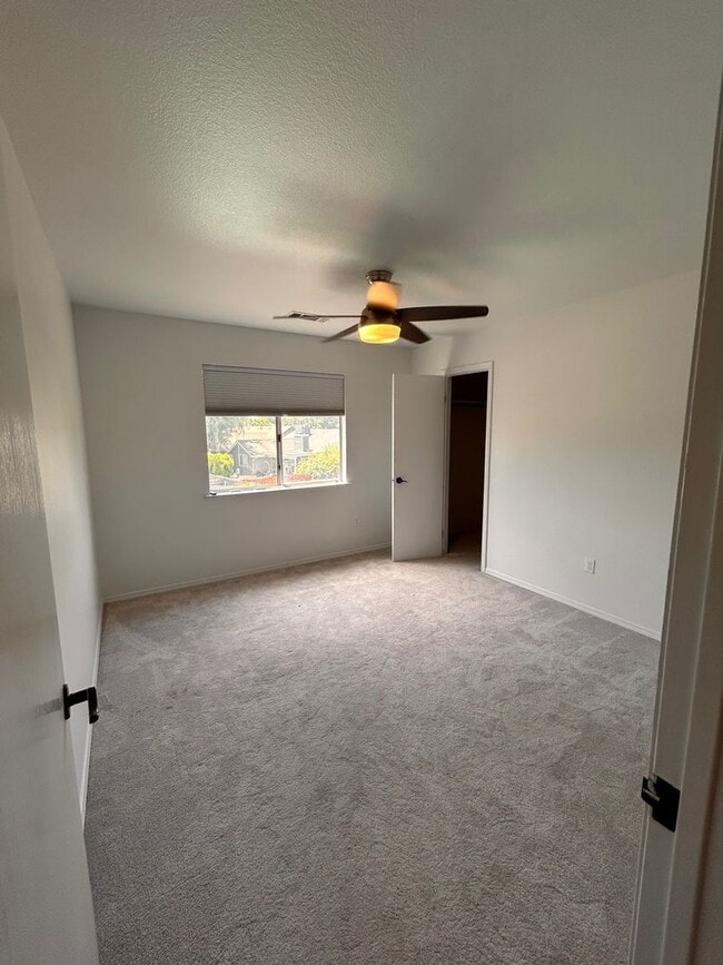Building Photo - Beautiful home for rent in Visalia!