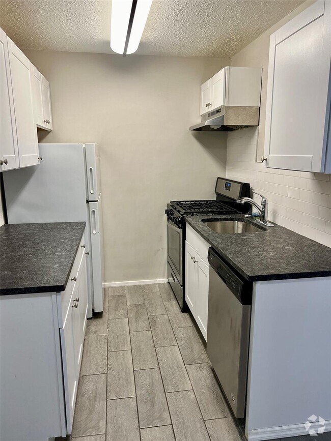 Building Photo - 1502 Barclay Manor