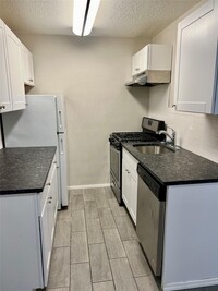 Building Photo - 1502 Barclay Manor