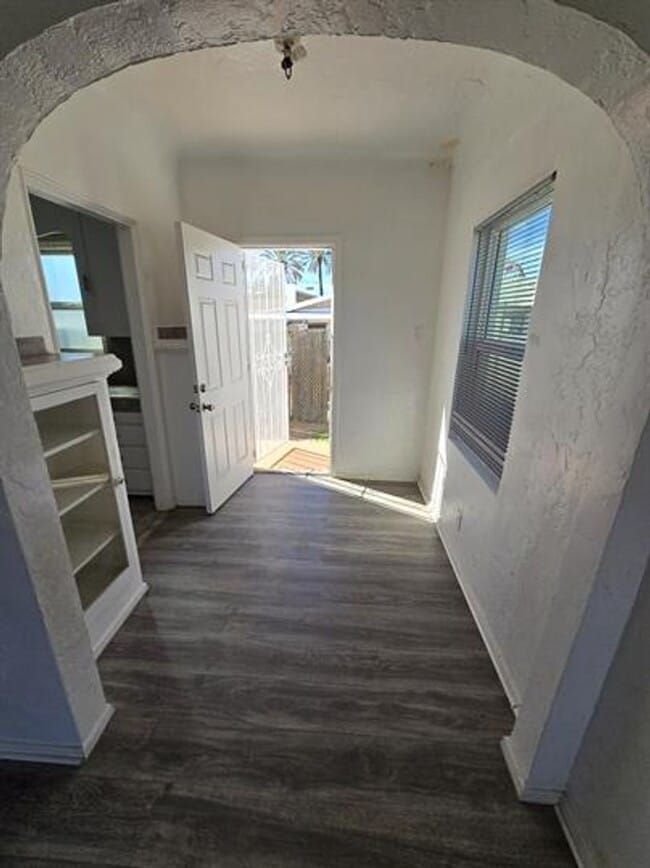 Building Photo - 818 S Arizona Ave