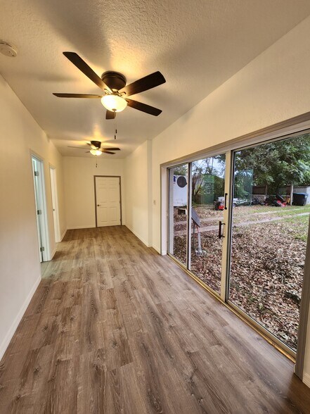 Livingrm/diningrm combo - 7911 Napoleon St