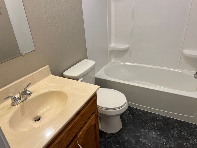 Building Photo - Republic Schools! 3 Bedrooms! 2 Baths! $1495