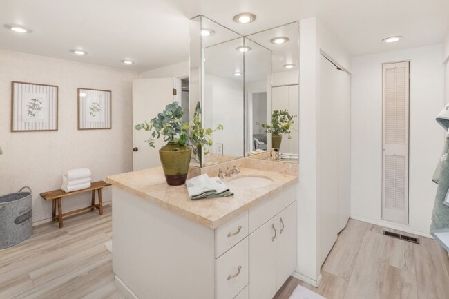 Building Photo - 4Bd/2.25Ba Bellevue House