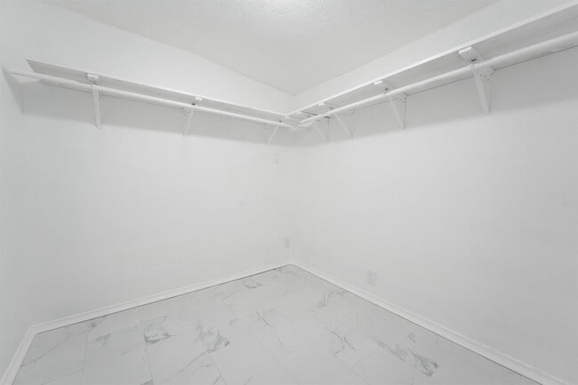 Building Photo - 606 Meadowlawn St