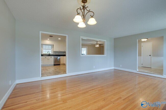 Building Photo - 2107 Edinburgh Dr SW