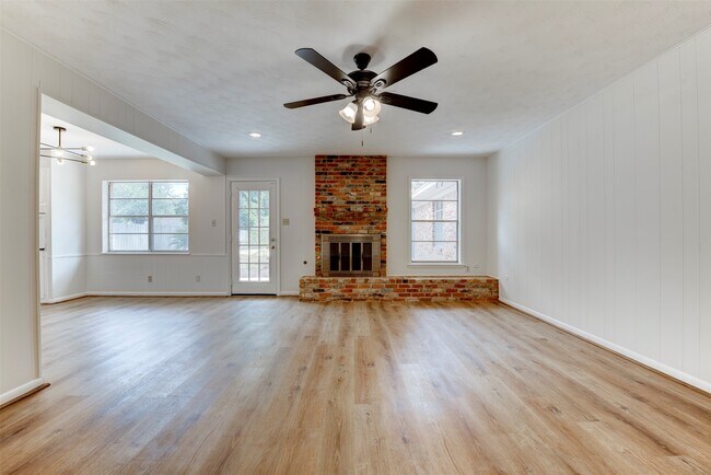 Building Photo - 3218 Crestdale Dr