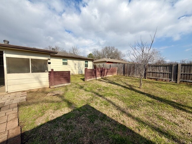 Building Photo - 904 Hillside Dr