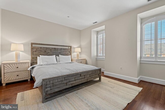 Building Photo - 128 Queen St