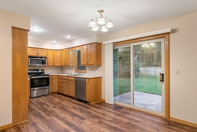 Building Photo - All brick home in Glendale schools!