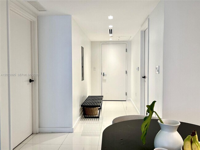 Building Photo - 9940 W Bay Harbor Dr