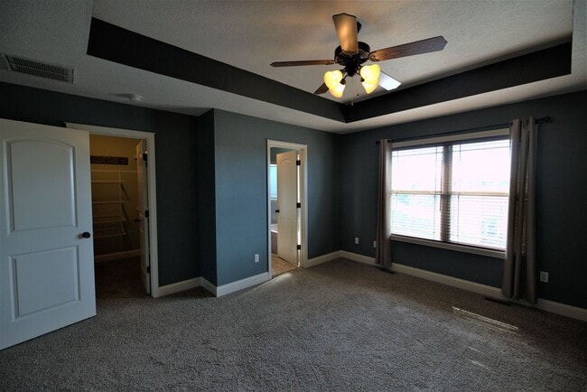 Building Photo - Charming Split Level in Ozark!