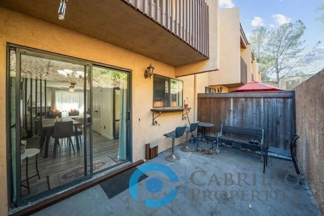 Building Photo - Stylish and Spacious Townhome for Rent in ...