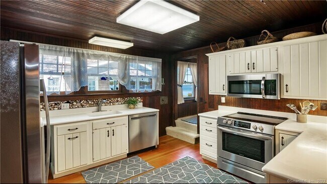 Building Photo - 106 E Shore Ave