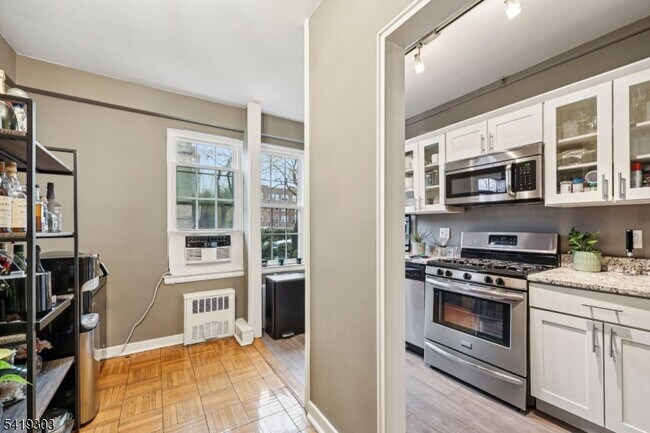 Building Photo - 5 Roosevelt Pl