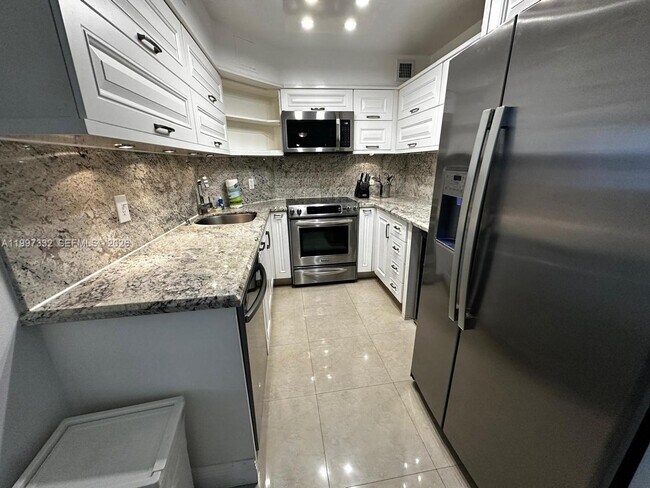 Building Photo - 5225 Collins Ave