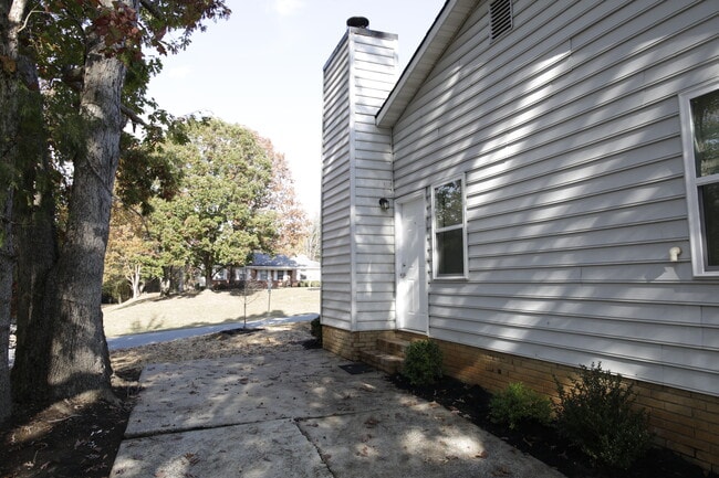 Building Photo - 7909 Carmel Rd