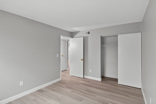 Building Photo - Kenwood: New Renovation! Spacious 2 Bedroo...