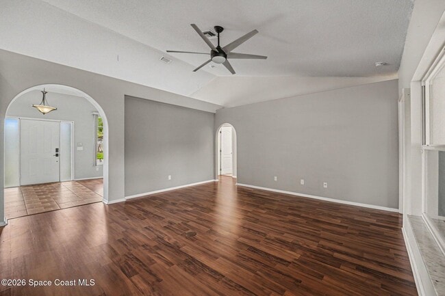 Building Photo - 722 Falls Creek Dr