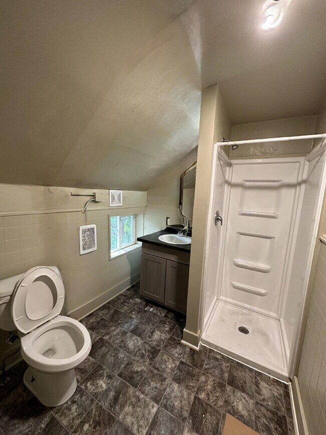 Building Photo - 3 Bed 1 Bath very close to UWEC available ...