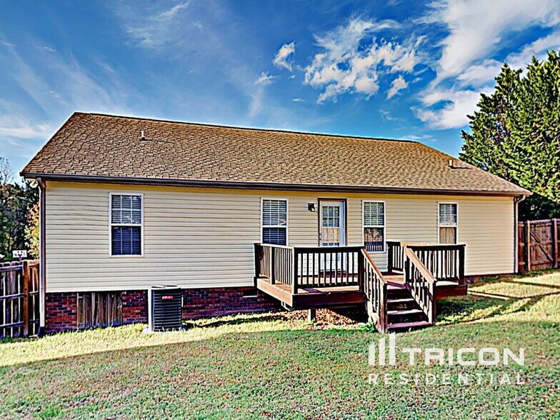 Building Photo - 1670 Red Bird Cir SE