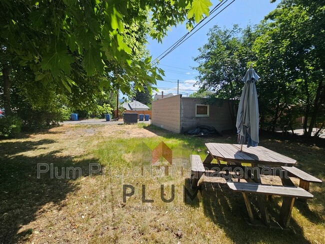 Building Photo - 407 S 5th St E