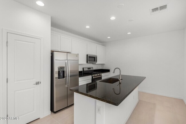 Building Photo - 14633 W Sand Hills Rd