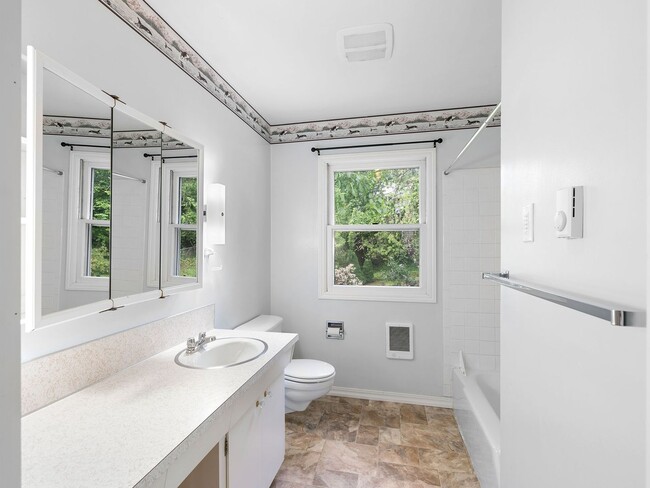 Building Photo - Sprawling 6 bed / 3.5 bath Home in Hillsda...
