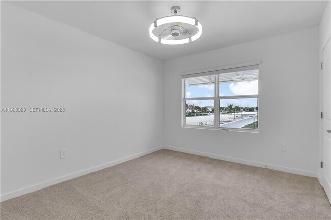 Building Photo - 615 NE 1st Ave