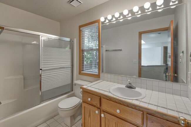 Building Photo - Beautiful cul-de-sac home, with fenced in yard