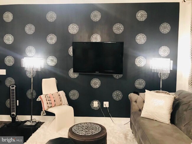 Building Photo - 11 Silverway Dr