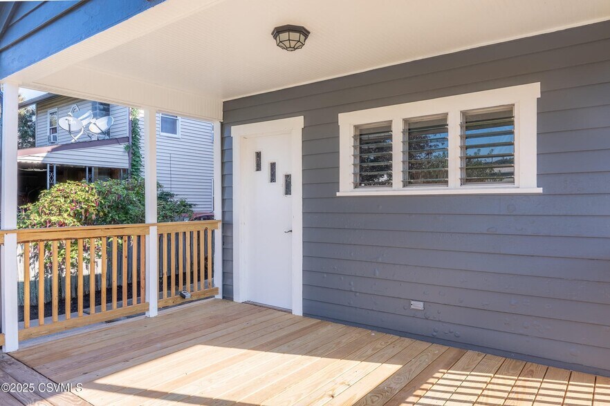 Building Photo - 934 Grand St