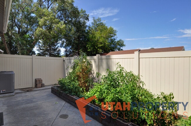 Building Photo - 687 E Countryside Ct